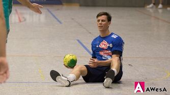 Tim Juergens VfL Hameln am Boden sitzend Handball Oberliga