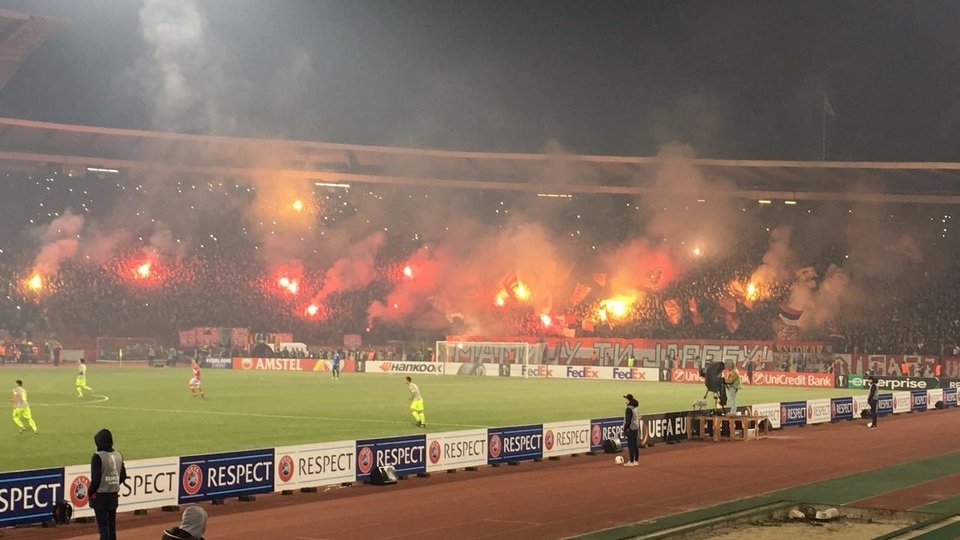 Roter Stern Belgrad Ultras Bengalo Pyro Feuerwerk AWesA