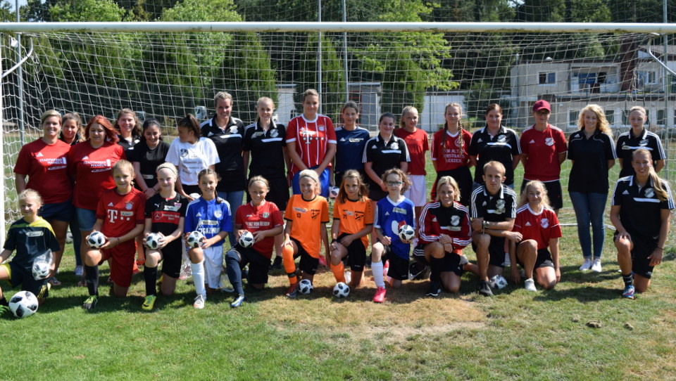 Mannschaftsfoto Tag des Mädchenfussballs in Hastenbeck
