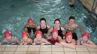 HSV-Mannschaft beim Schwimmfest