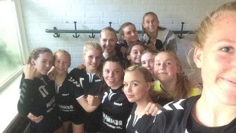 ho-handball weibliche B-Jugend Siegerfoto Oberliga Vorrunde Hameln Pyrmont AWesA