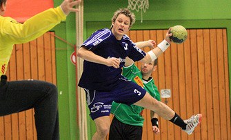 Oliver Glatz im Anflug | VfL Hameln, Handball Oberliga