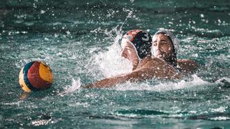 Hamelns Wasserballer Finn Kristof Mueller in Abwehraktion