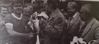 Niedersachsen-Pokalsieger 1977 - Kapitän Schwanberg nimmt den Pokal entgegen.