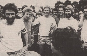 Mit dem Kreispokal-Sieg 1977 beendet Hans Schulz (3(9 seine erfolgreiche Karriere von links - Gunter Stapel, TW Klaus-Dieter Hümme, Hans Schulz, Axel Marahrens, Friedhelm Roloff, Walter Consatbel, 