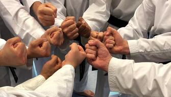 Joswin Kattoor Taekwondo Gruppenfoto Fäuste