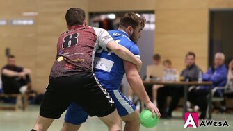 Marius Koch VfL Hameln II Landesliga Handball Zweikampf