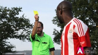 Konrad Voss Schiedsrichter Gelbe Karte Fussball