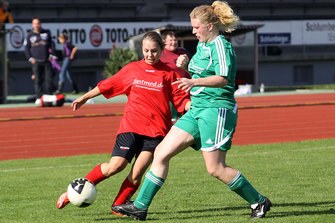 TSV Nettelredes Christina Kalugin im Duell mit ESV Eintracht Hameln Sabrina Fraatz