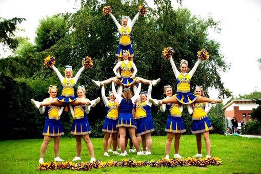 Flying Pearls Cheerleader Team