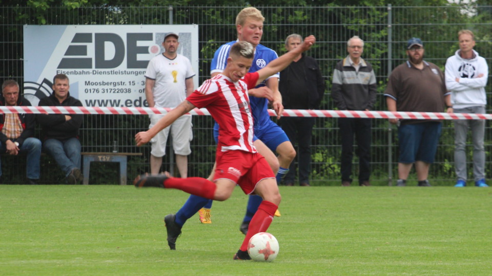 Wallensens Jan Medewitz erzielt in Algesdorf das 1:0 von der Mittellinie
