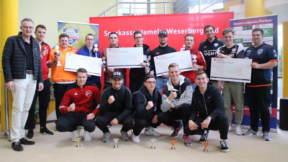 AWesA eSports Masters Siegerfoto  Sparkasse Hameln Weserbergland Siegerehrung 