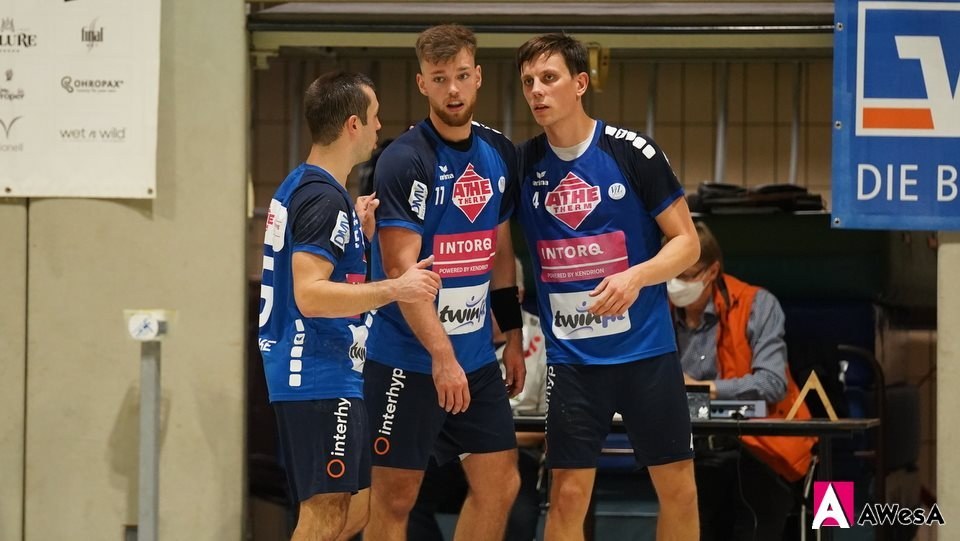 Jannik Henke Janne Siegesmund Tim Juergens VfL Hameln Handball Oberliga                        
