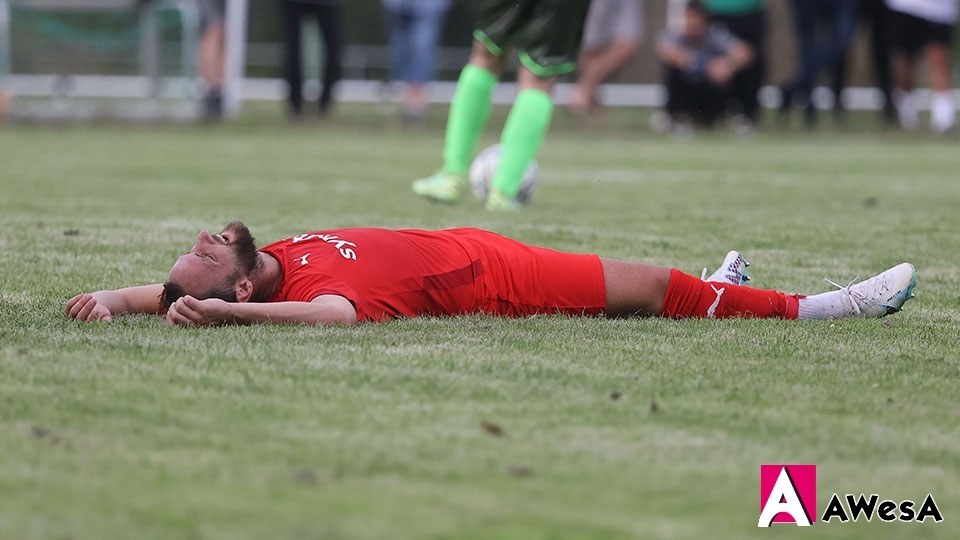 Emil Nasufovski FC Preussen Hameln Fussball Kreisliga am Boden liegend