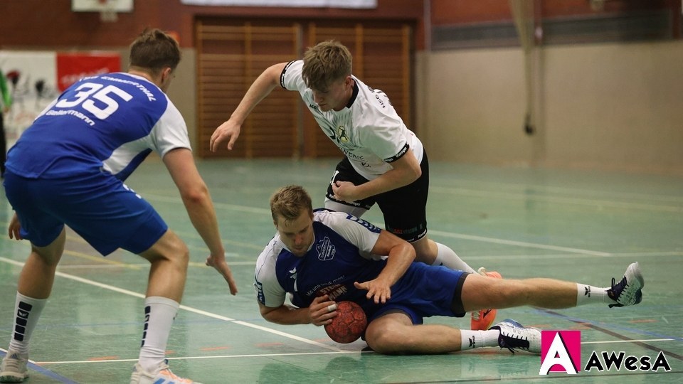 Jannik Steffens TSG Emmerthal Handball Landesliga Kampf um den Ball