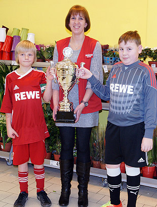 REWE-Cup des MTSV Aerzen Fussball E-Junioren  REWE Marktleiterin Frau Rebecca Hoeppner